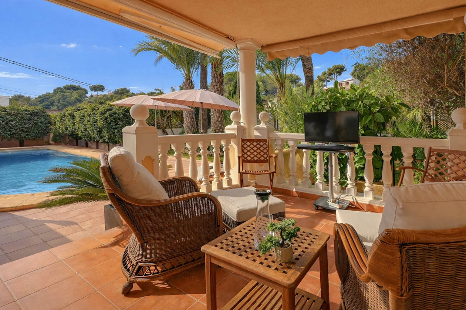 Porche y exteriores de Villa Serenita
